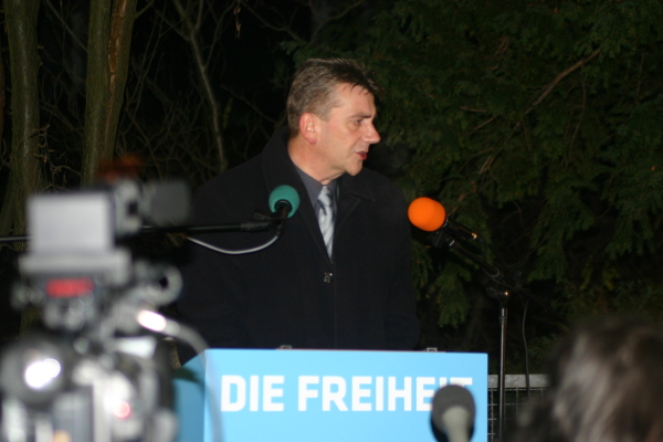 René Stadtkewitz am 30. November 2010 auf einer Mahnwache seiner Partei