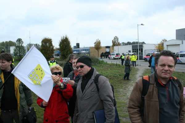 Michael Mannheimer und eine Flagge der "Bürgerbewegung Pax Europa" in Amsterdam