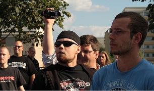 Sebastian Thom (im Bild rechts mit Brille), Vorsitzender des neonazistischen Tarnvereins "Sozial engagiert in Berlin e.V." und wegen Gewalttaten vorbestrafter NPD-Kader aus Neukölln, bei einer NPD-Kundgebung am 24. August 2013 in Marzahn-Hellersdorf. (c) apabiz