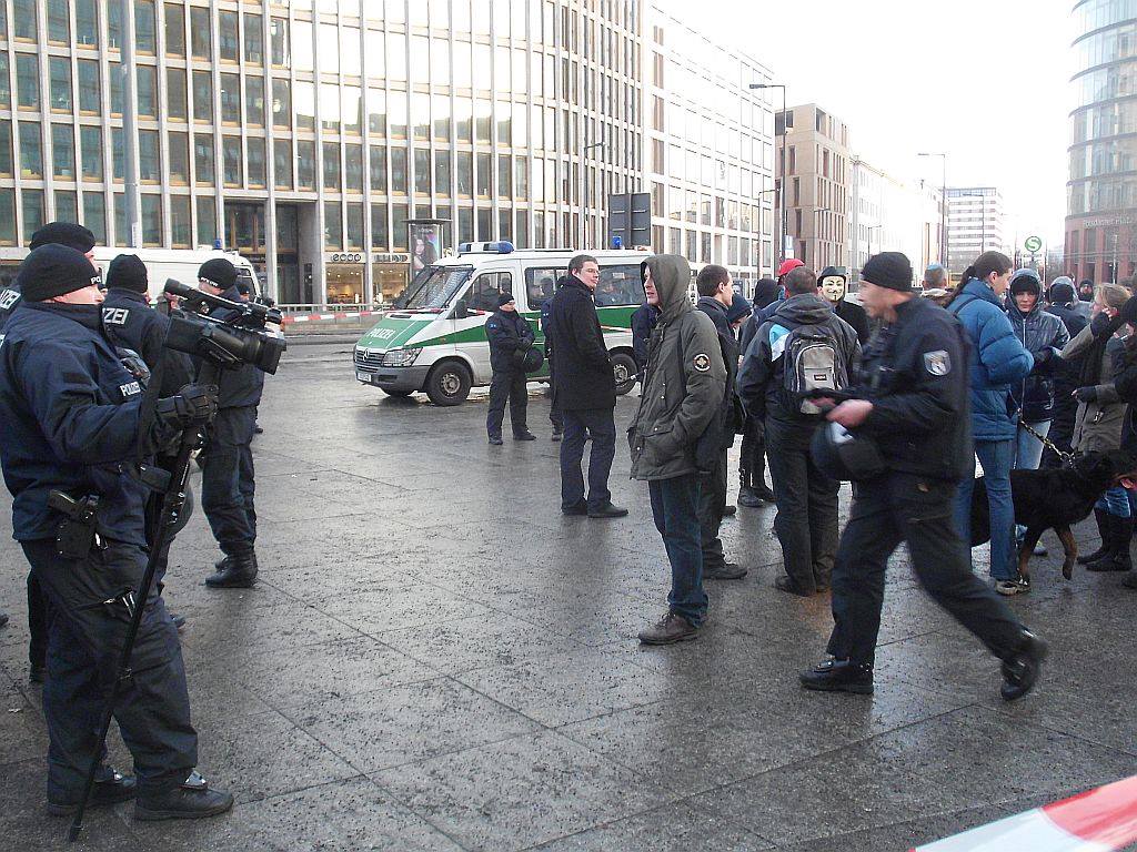 Neonazis um den Berliner NPD-Chef Sebastian Schmidtke (im Bild links) demonstrieren am 1. Februar 2013 gegen eine Demonstration von Zoophilie-Befürworter_innen (c) Dirk Stegemann