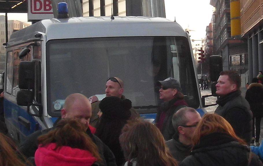 Neonazis um den Berliner NPD-Chef Sebastian Schmidtke (im Bild links) demonstrieren am 1. Februar 2013 gegen eine Demonstration von Zoophilie-Befürworter_innen (c) Dirk Stegemann