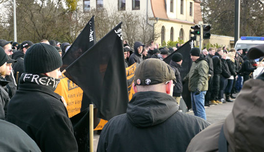 Neonazi mit Frei.Wild-Schal beim Naziaufmarsch im Januar 2013 in Magdeburg © Jesko Wrede