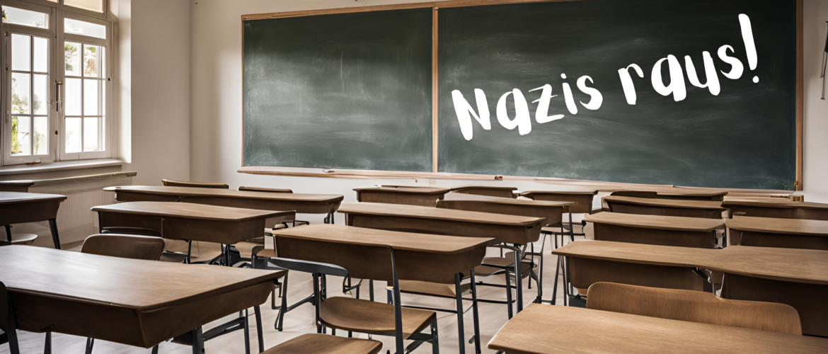 Ein leeres Klassenzimmer. Auf der Tafel steht "Nazis raus!"